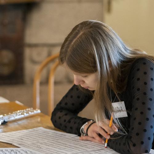 Oppilas lukee nuotteja